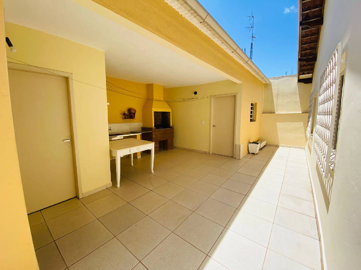 Casa à venda com 3 quartos, 167m² - Foto 2