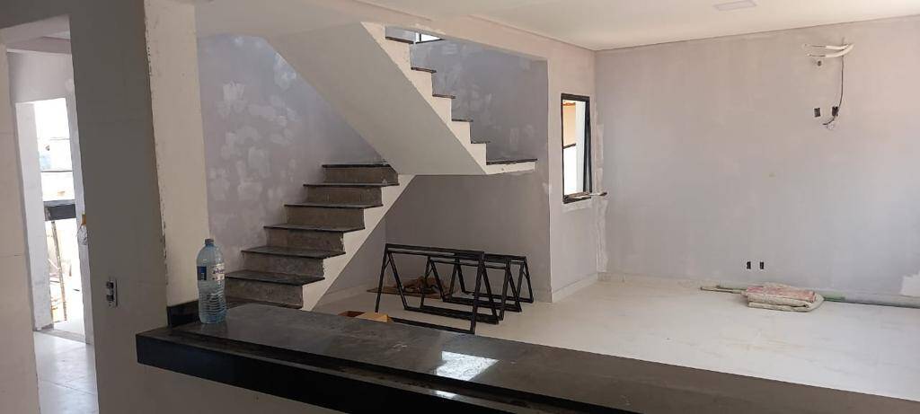 Casa à venda com 3 quartos, 190m² - Foto 2