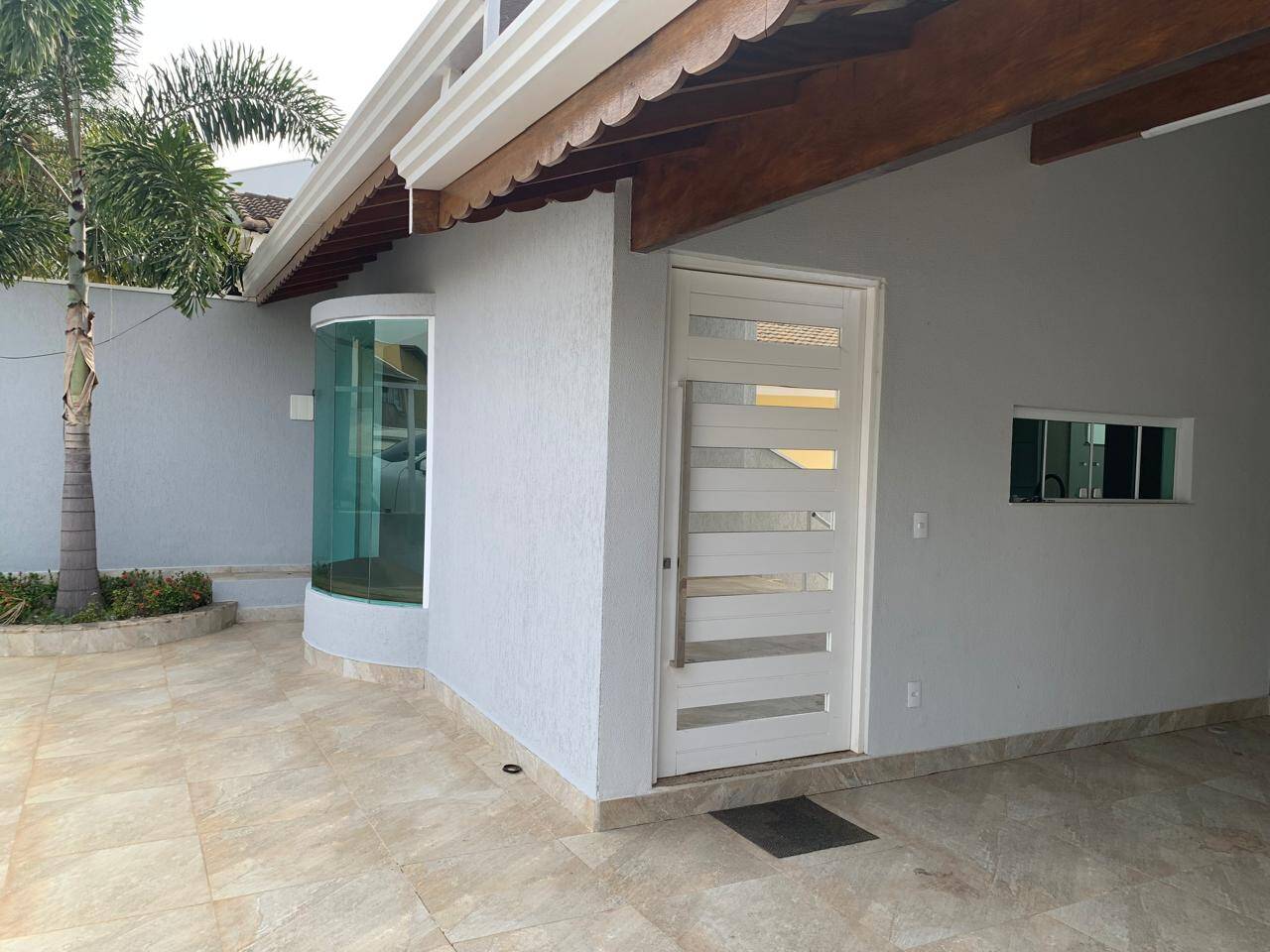 Casa à venda e aluguel com 3 quartos, 300m² - Foto 2